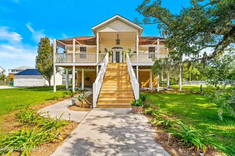 205 Harrison Ct, Bay Saint Louis, MS 39520