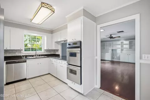 Kitchen - 5359 Reddoch Dr, Jackson, MS 39211 photo 2 of 5