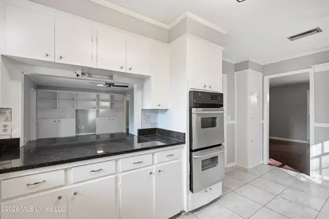 Kitchen - 5359 Reddoch Dr, Jackson, MS 39211 photo 5 of 5