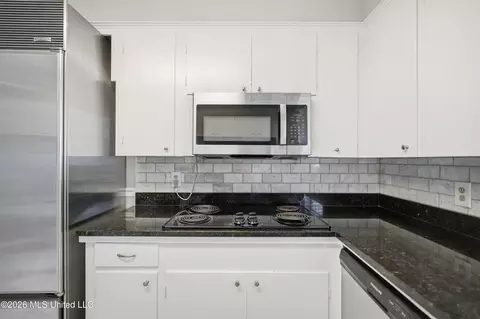 Kitchen - 5359 Reddoch Dr, Jackson, MS 39211 photo 4 of 5