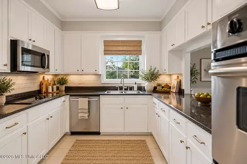 Kitchen - 5359 Reddoch Dr, Jackson, MS 39211 photo 3 of 5