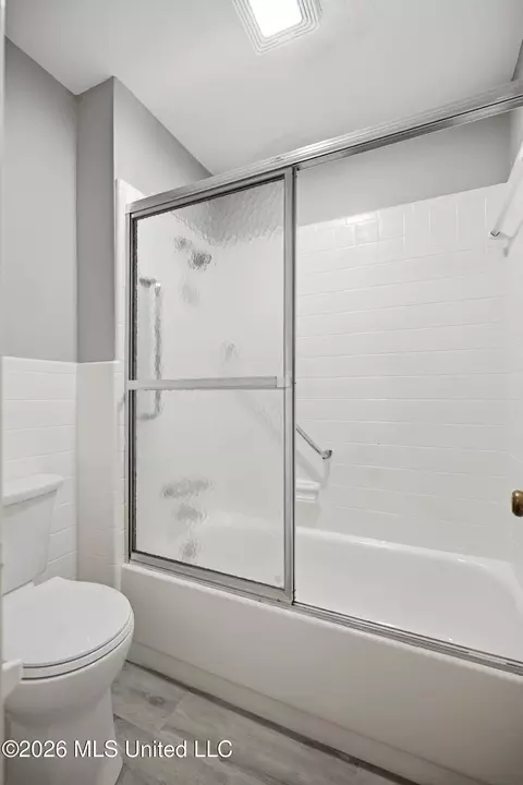 Bath - 5359 Reddoch Dr, Jackson, MS 39211 photo 2 of 3