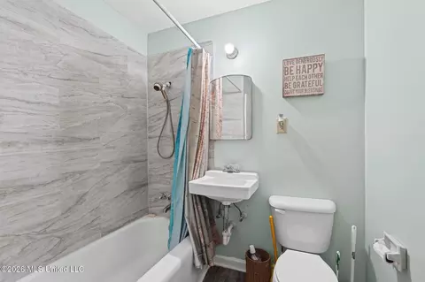 Bath - 2815 Woodland Lake Dr, Hernando, MS 38632 photo 1 of 1