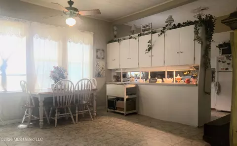 Dining - 311 Osbourne St, Edwards, MS 39066 photo 2 of 3