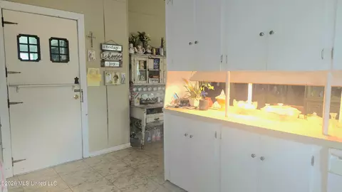 Entry Way - 311 Osbourne St, Edwards, MS 39066 photo 4 of 5