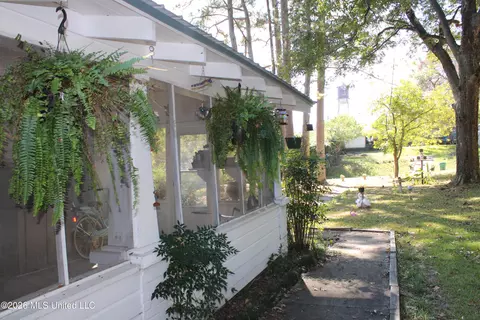 Exterior - 311 Osbourne St, Edwards, MS 39066 photo 2 of 9