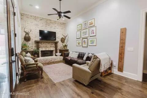 Living - 145 Caledonian Blvd, Brandon, MS 39047 photo 3 of 4