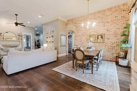 Dining - 145 Caledonian Blvd, Brandon, MS 39047 photo 1 of 3