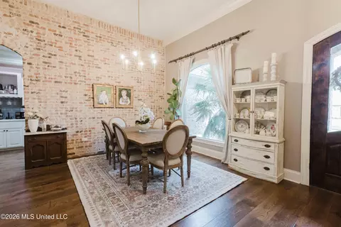 Dining - 145 Caledonian Blvd, Brandon, MS 39047 photo 2 of 3