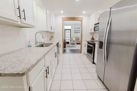Kitchen - 224 Mandarin Dr, Brandon, MS 39047 photo 2 of 2