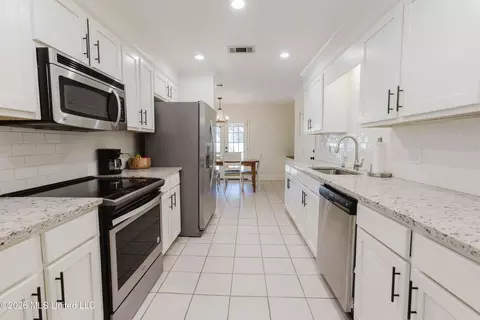 Kitchen - 224 Mandarin Dr, Brandon, MS 39047 photo 1 of 2