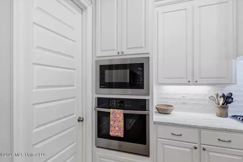 Kitchen - 129 Dogwood Trce, Brandon, MS 39042 photo 3 of 5