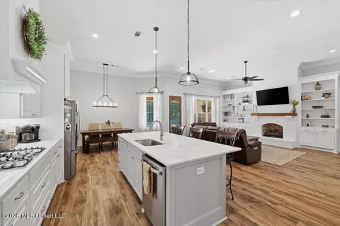 Kitchen - 129 Dogwood Trce, Brandon, MS 39042 photo 5 of 5