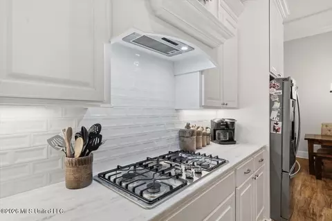 Kitchen - 129 Dogwood Trce, Brandon, MS 39042 photo 4 of 5