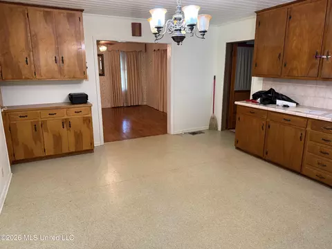 Dining - 562 Ratcliff Pl, Natchez, MS 39120 photo 1 of 1