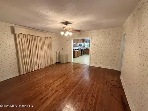 Living - 562 Ratcliff Pl, Natchez, MS 39120 photo 1 of 3