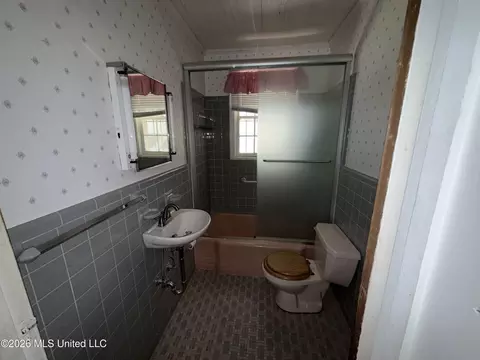 Bath - 562 Ratcliff Pl, Natchez, MS 39120 photo 1 of 2