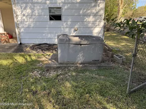 Exterior - 562 Ratcliff Pl, Natchez, MS 39120 photo 5 of 13