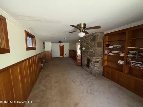 Living - 562 Ratcliff Pl, Natchez, MS 39120 photo 2 of 3