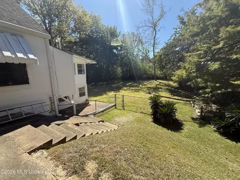 Exterior - 562 Ratcliff Pl, Natchez, MS 39120 photo 3 of 13