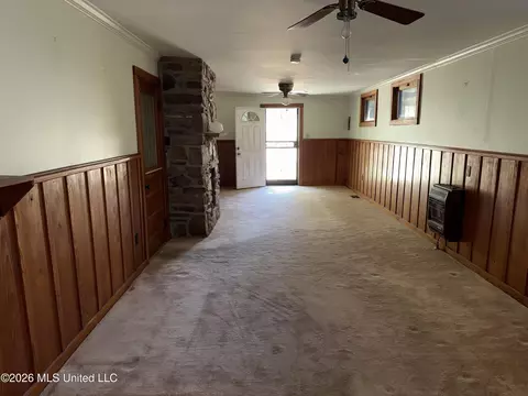 Living - 562 Ratcliff Pl, Natchez, MS 39120 photo 3 of 3