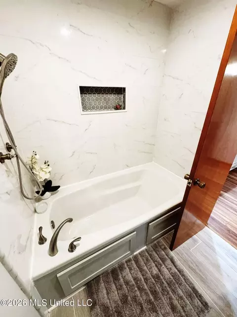 Bath - 144 N Pine Dr, Madison, MS 39110 photo 1 of 3