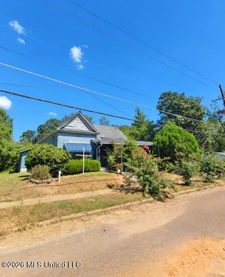 Exterior - 909 Avenue, Mccomb, MS 39648 photo 2 of 2