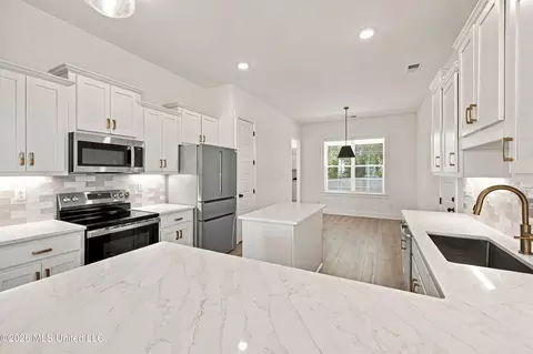 Kitchen - 2539 River Ouse Dr, Hernando, MS 38632 photo 2 of 2