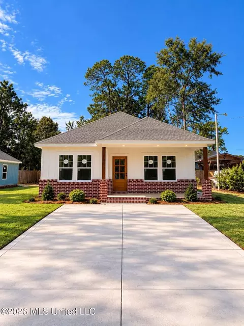 1917 Barracuda Dr, Gautier, MS 39553
