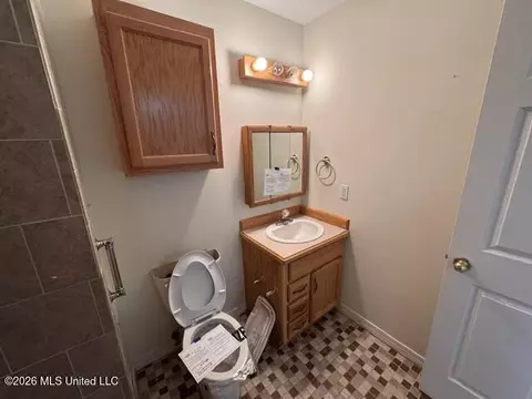 Bath - 801 W 2nd Ave, Wiggins, MS 39577 photo 3 of 3