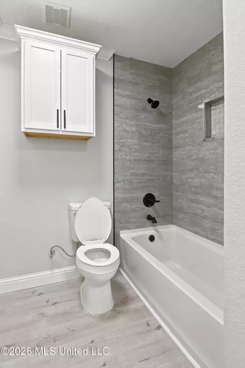 Bath - 9617 Donchester Cir, Moss Point, MS 39562 photo 2 of 3