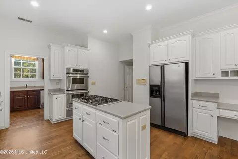 Kitchen - 193 E Crockett Loop, Hernando, MS 38632 photo 3 of 4