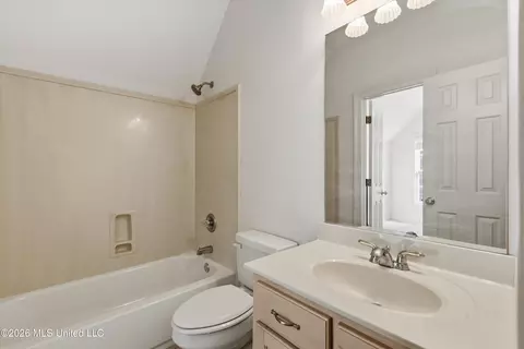 Bath - 193 E Crockett Loop, Hernando, MS 38632 photo 4 of 5