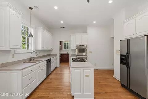 Kitchen - 193 E Crockett Loop, Hernando, MS 38632 photo 2 of 4