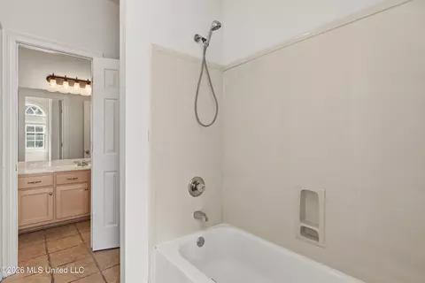 Bath - 193 E Crockett Loop, Hernando, MS 38632 photo 3 of 5