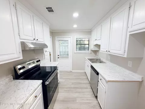Kitchen - 24 Greenwing Ct, Jackson, MS 39211 photo 1 of 3