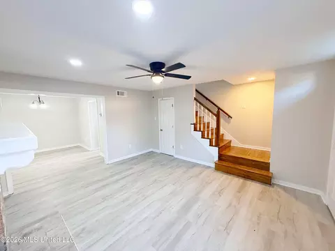 Living - 24 Greenwing Ct, Jackson, MS 39211 photo 4 of 5