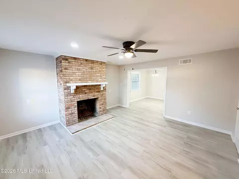 Living - 24 Greenwing Ct, Jackson, MS 39211 photo 2 of 5