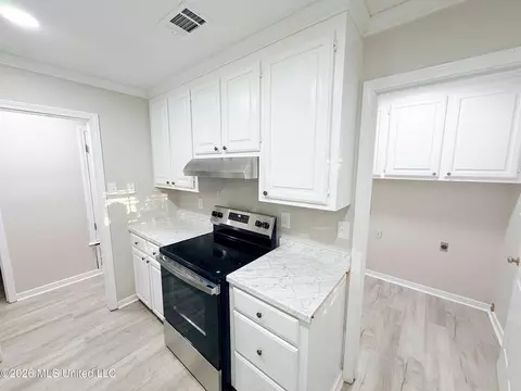 Kitchen - 24 Greenwing Ct, Jackson, MS 39211 photo 2 of 3