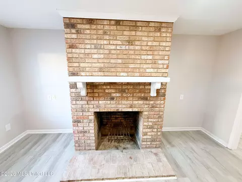 Living - 24 Greenwing Ct, Jackson, MS 39211 photo 3 of 5