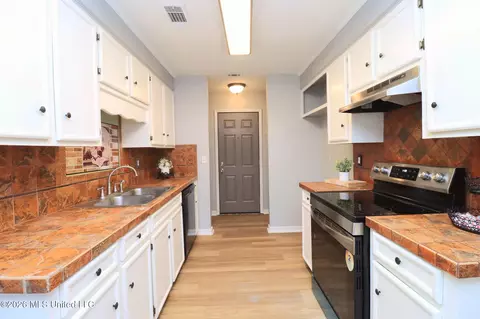 Entry Way - 449 Riverbend Dr, Byram, MS 39272 photo 2 of 2