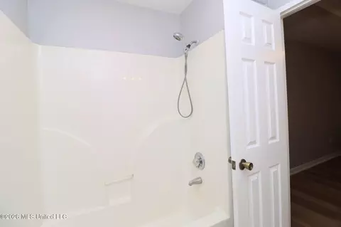 Bath - 449 Riverbend Dr, Byram, MS 39272 photo 3 of 6