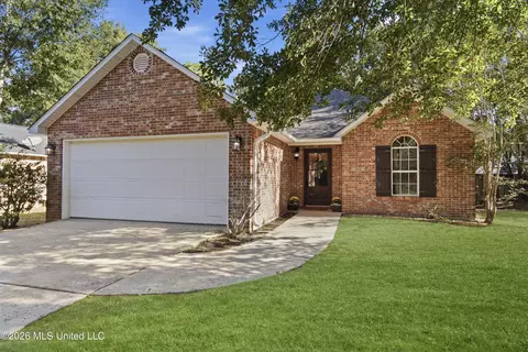 1016 Sycamore St, Ocean Springs, MS 39564