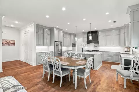 Dining - 220 Port Arbor, Brandon, MS 39047 photo 1 of 2