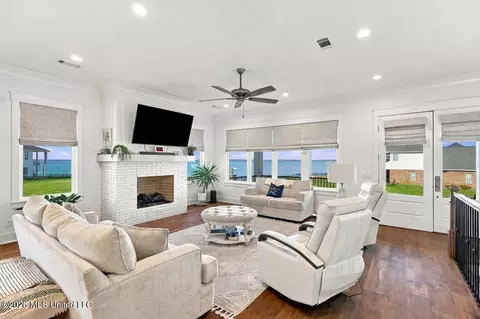 Living - 220 Port Arbor, Brandon, MS 39047 photo 3 of 4