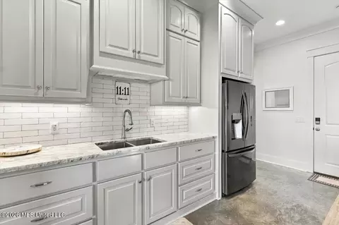 Kitchen - 220 Port Arbor, Brandon, MS 39047 photo 1 of 7