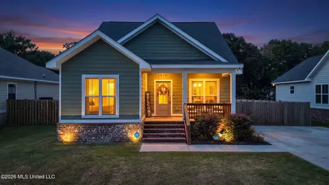 1419 Mantou St, Pascagoula, MS 39567