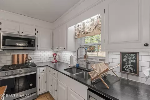 Kitchen - 689 Silver Ln, Brookhaven, MS 39601 photo 2 of 5