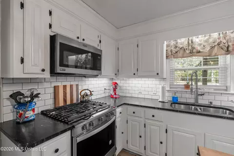 Kitchen - 689 Silver Ln, Brookhaven, MS 39601 photo 4 of 5