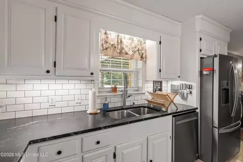 Kitchen - 689 Silver Ln, Brookhaven, MS 39601 photo 3 of 5